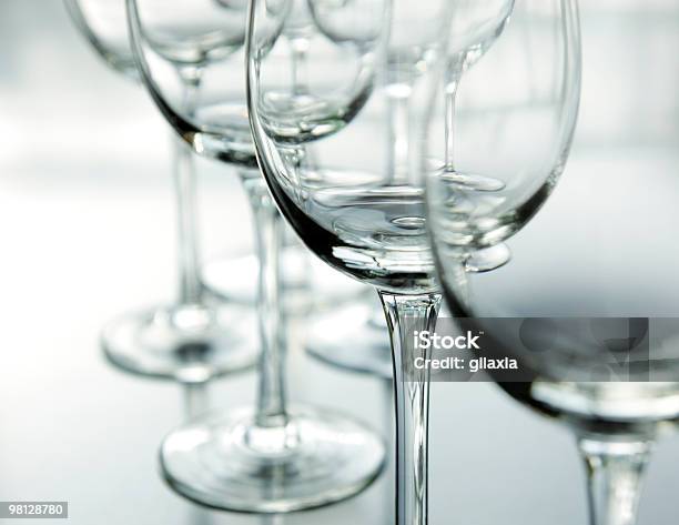 Foto de Fileira De Vazio Wineglasses e mais fotos de stock de Limpo - Limpo, Taça de vinho, Arranjo