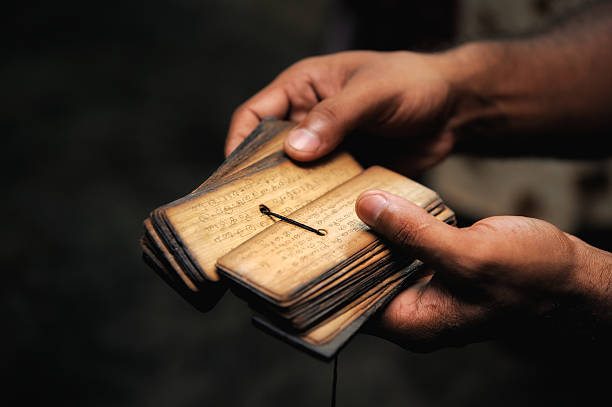 em sânscrito - holy book - fotografias e filmes do acervo