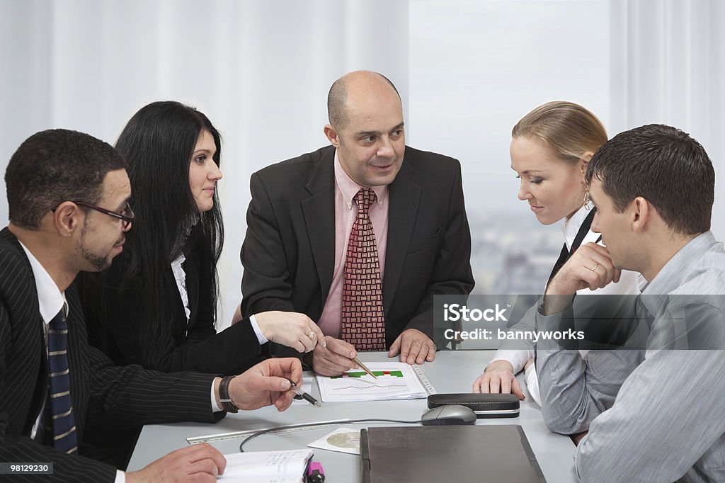 Grupo de personas hablando en la tabla - Foto de stock de Oficina libre de derechos