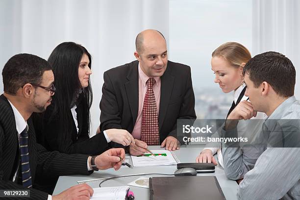 Grupo De Personas Hablando En La Tabla Foto de stock y más banco de imágenes de Oficina - Oficina, Tímido, Adulto