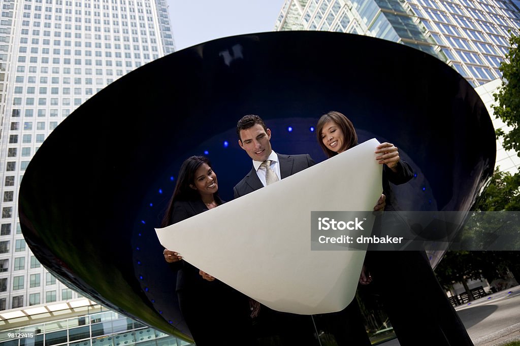 Interracial Business Team von Blick In die Pläne In die moderne Stadt - Lizenzfrei Anzug Stock-Foto