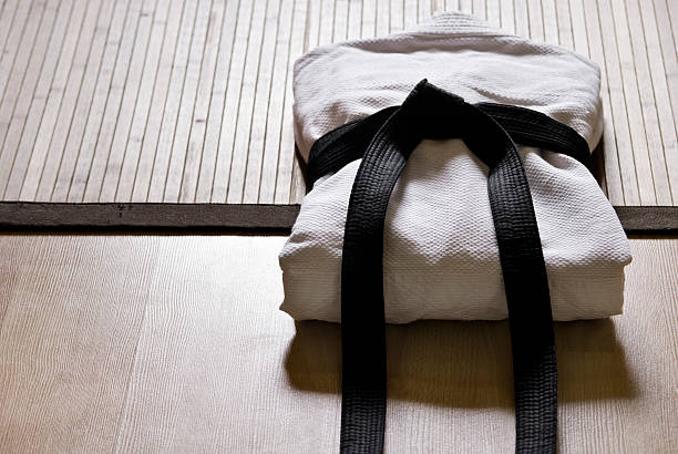 judo vestido com faixa preta - karate judo belt aikido imagens e fotografias de stock