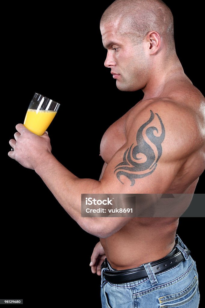 Muscular man beber jugo - Foto de stock de Abdomen humano libre de derechos