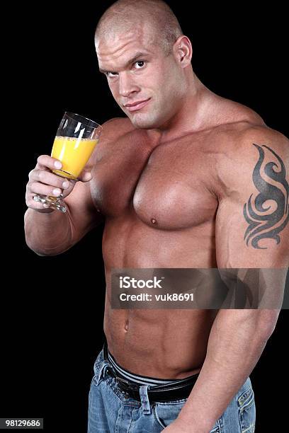 Foto de Homem Musculoso Beber Suco e mais fotos de stock de Abdômen Humano - Abdômen Humano, Academia de ginástica, Adulto