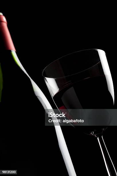 Nadalżycie Z Jedna Butelka Wina I Szkła Na Czarnym Tle - zdjęcia stockowe i więcej obrazów Alkohol - napój