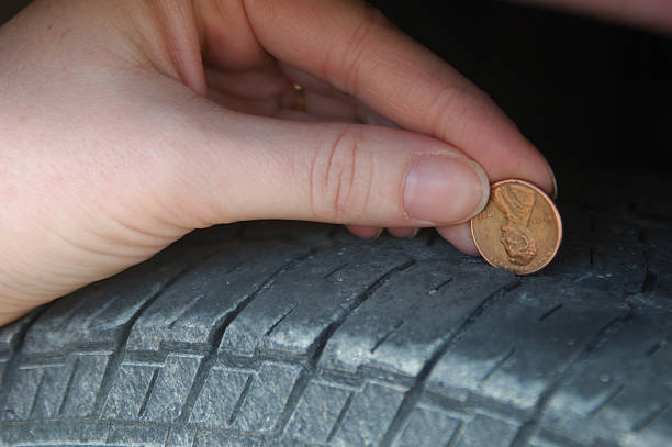 penny oponami badania - penny coin human finger human thumb zdjęcia i obrazy z banku zdjęć