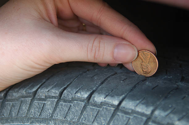 penny tire thread teste - penny coin human finger human thumb - fotografias e filmes do acervo