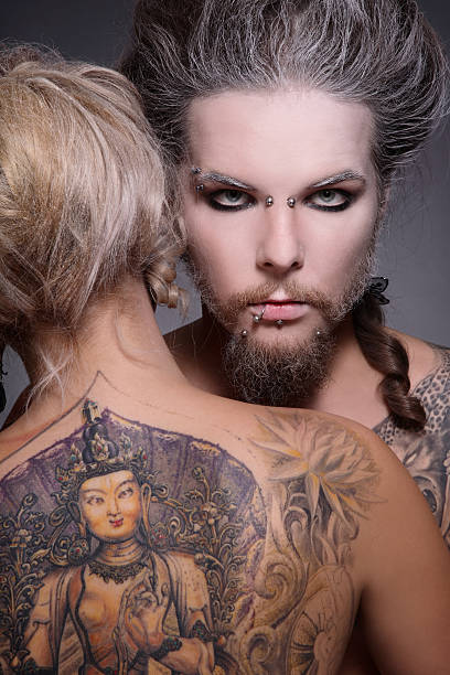 고트어 킹 - tattoo pierced gothic style couple 뉴스 사진 이미지