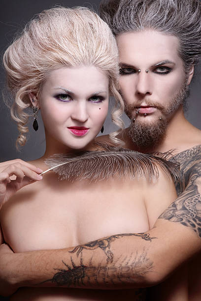 고트어 커플입니다 - tattoo pierced gothic style couple 뉴스 사진 이미지