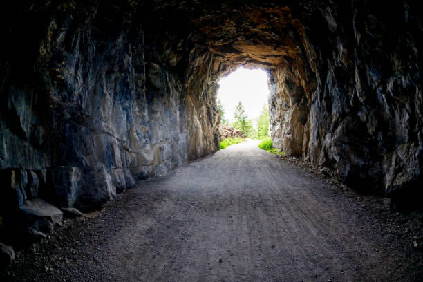 luce alla fine del tunnel al myra canyon a kelowna, bc, canada - spirituality light tunnel light at the end of the tunnel foto e immagini stock