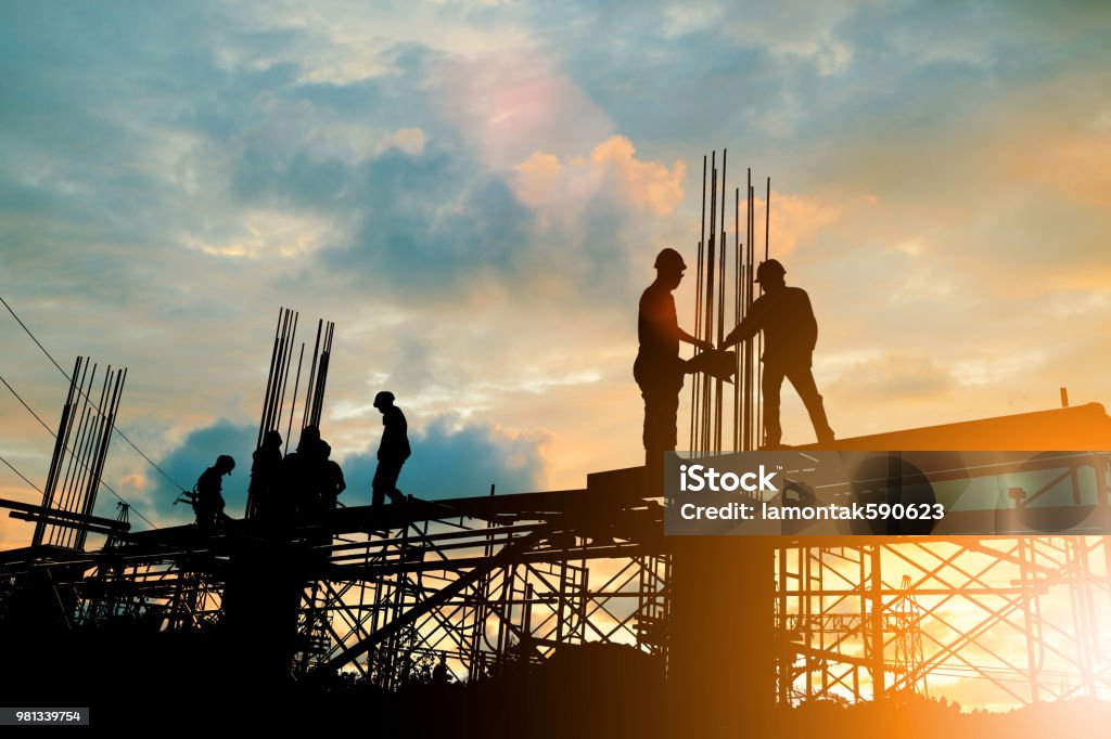 Siluet tim insinyur dan konstruksi bekerja di lokasi di atas pastel matahari terbenam latar belakang kabur untuk latar belakang industri dengan Light fair. Buat dari beberapa gambar referensi bersama-sama. - Bebas Royalti Konstruksi - Industri Foto Stok Siluet tim insinyur dan konstruksi bekerja di lokasi di atas pastel matahari terbenam latar belakang kabur untuk latar belakang industri dengan Light fair. Buat dari beberapa gambar referensi bersama-sama. - Bebas Royalti Konstruksi - Industri Foto Stok