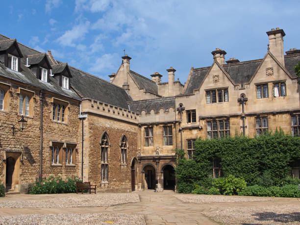 istock Oxford college building with vines 981340278
