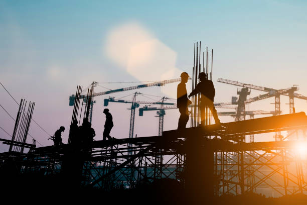 silhouette di ingegnere e team di costruzione che lavorano in loco su sfondo sfocato pastello tramonto per background del settore con fiera light. creare insieme da più immagini di riferimento. - contruction foto e immagini stock