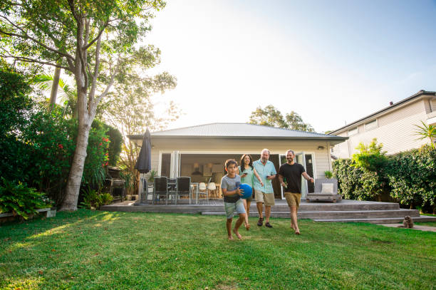 australijski podwórko piłka nożna - outdoors playing family spring zdjęcia i obrazy z banku zdjęć