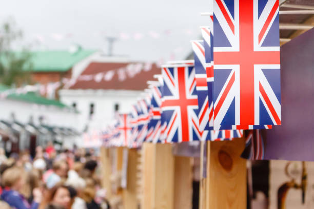 시장 축 사 위 국기 깃발에 있는 행에 유니온 잭 플 랙의 얕은 초점 이미지. - british flag bunting flag english culture 뉴스 사진 이미지