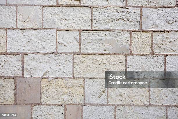 Кирпичная Стена С Квадратным Камнем — стоковые фотографии и другие картинки Архитектура - Архитектура, Бежевый, Без людей