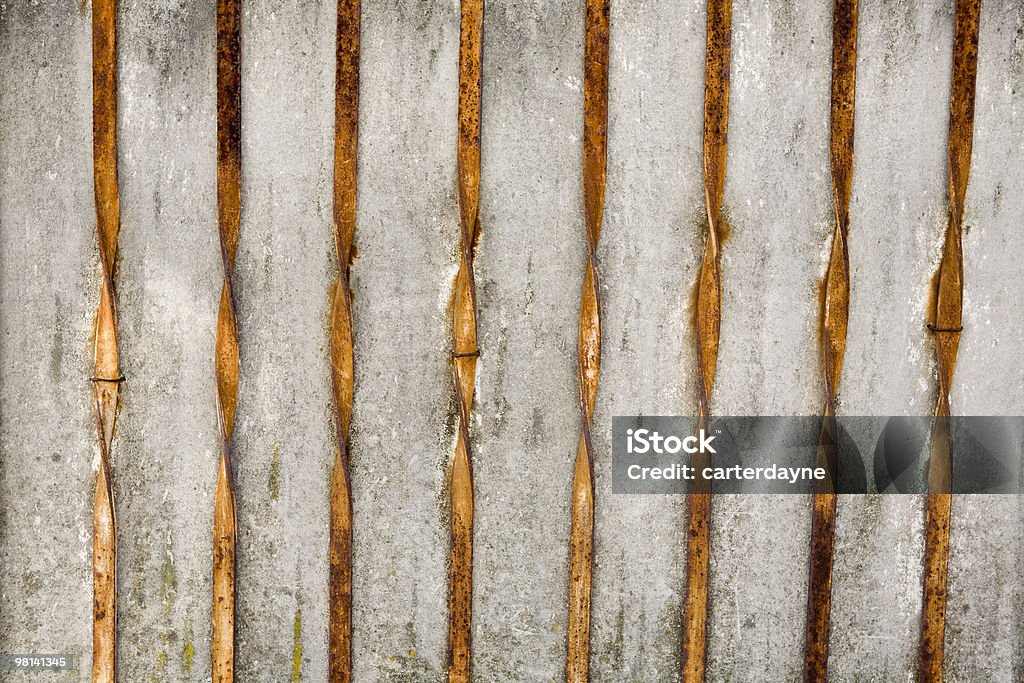 Pared de cemento con trenzado de metal oxidado barras de apoyo; fondo - Foto de stock de Aire libre libre de derechos