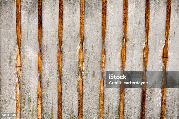 Бетонная Стена С Перекрученными Ржавый Металлический Фон Rails — стоковые фотографии и другие картинки Бежевый