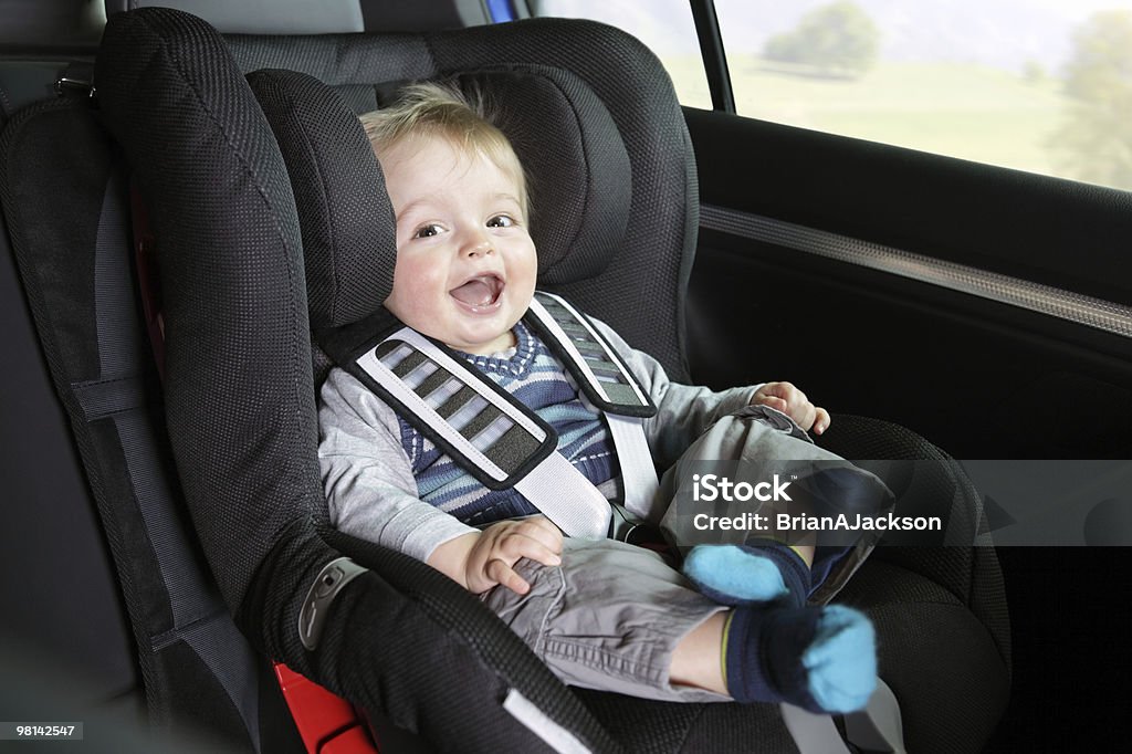 Petit garçon dans un siège de sécurité pour enfant - Photo de Siège auto libre de droits