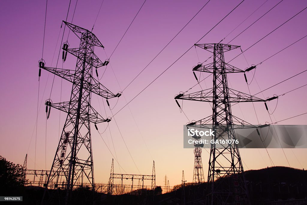 Linie energetyczne na zachodzie słońca - Zbiór zdjęć royalty-free (Bez ludzi)