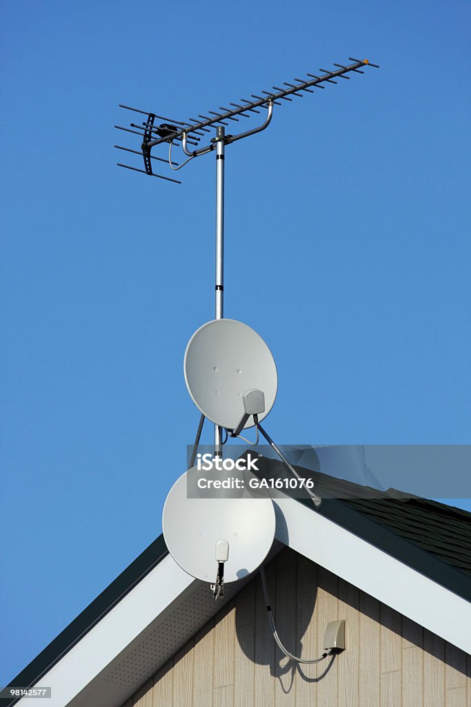 Satélite pratos Antena de TV e no céu azul - Royalty-free Antena Parabólica Foto de stock