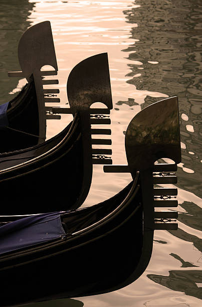 la composición - venice gondola fotografías e imágenes de stock