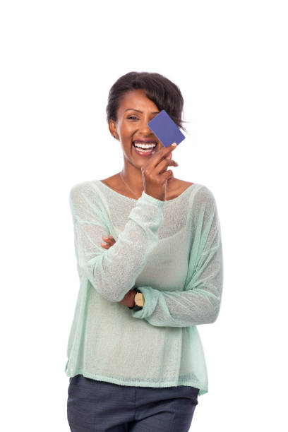 mujer casual que cubre el ojo, mostrando la tarjeta vacía. - greeting card holding women credit card fotografías e imágenes de stock