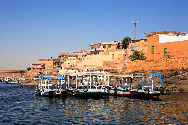 łodzie i wieś nasser jezioro w aswan egipt - lake nasser zdjęcia i obrazy z banku zdjęć