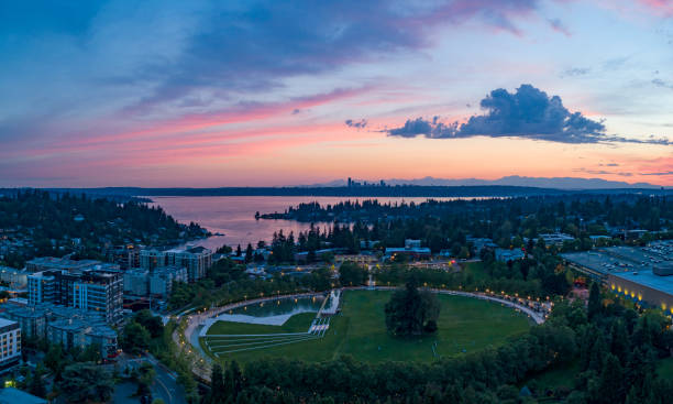 paisaje aéreo de bellevue washington sobre parque centro al atardecer mirando hacia seattle - seattle night skyline architecture and buildings fotografías e imágenes de stock