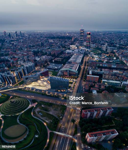 Skyline Di Milano - Fotografie stock e altre immagini di Milano - Milano, Notte, Lombardia