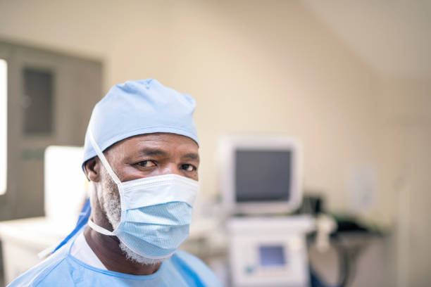 istock Surgeon wearing surgical mask in operating room 981472724