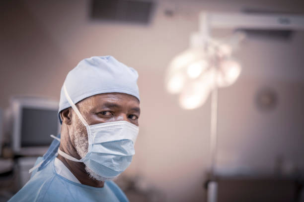 istock Surgeon wearing surgical mask in emergency room 981472780