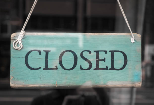 istock Closed shop sign 981476532