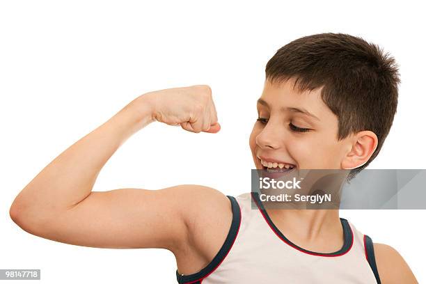 Chłopiec Wykazuje Wyniki Jego Ćwiczenia - zdjęcia stockowe i więcej obrazów Siła - Siła, Dziecko, Muskulatura