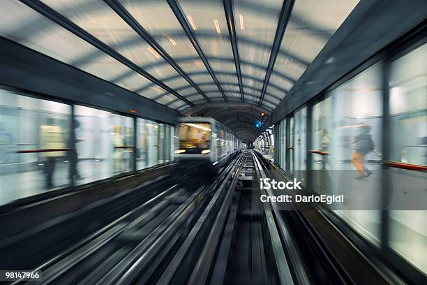 Vista Di Torino Metropolitana Tracce Con Persone In Attesa Al Di Fuori - Fotografie stock e altre immagini di Torino