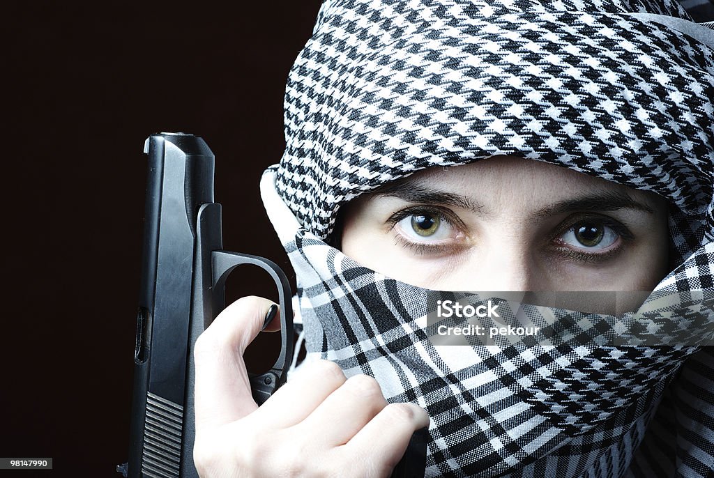 Femme arabe dans keffiyeh avec arme à feu - Photo de Femmes libre de droits