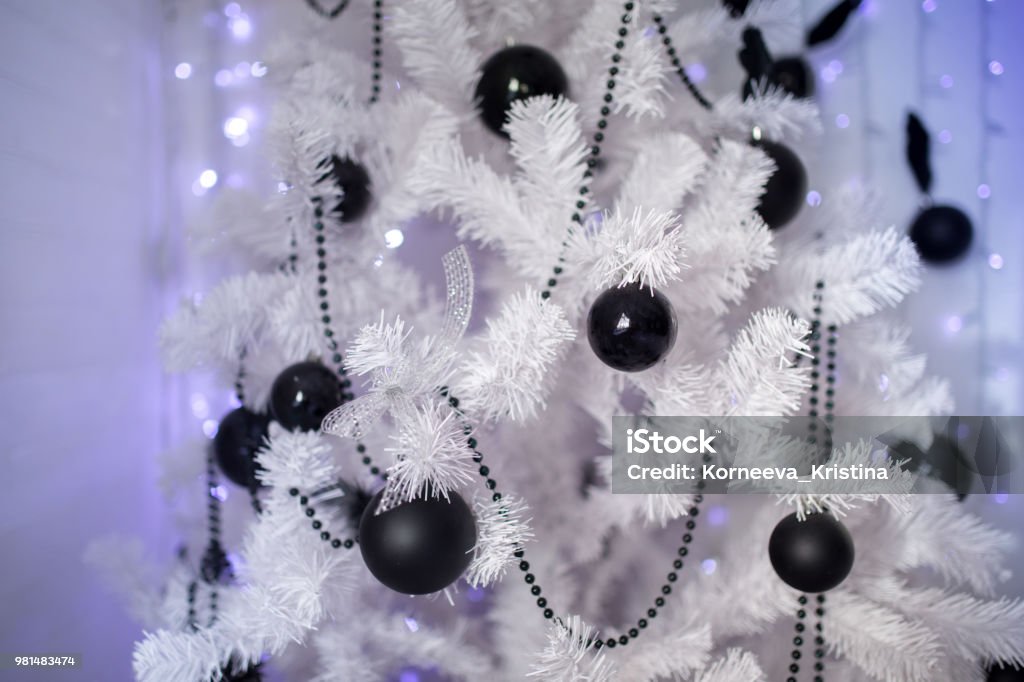 Foto de Bolas De Natal E Brinquedos Na Árvore Decoração De Natal Branca E  Preta E Decorações e mais fotos de stock de Artigo de decoração - iStock