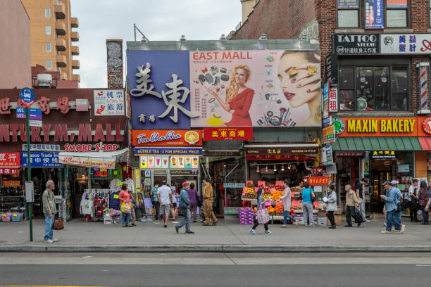 vida de rua em rua principal em flushing - flushing - fotografias e filmes do acervo