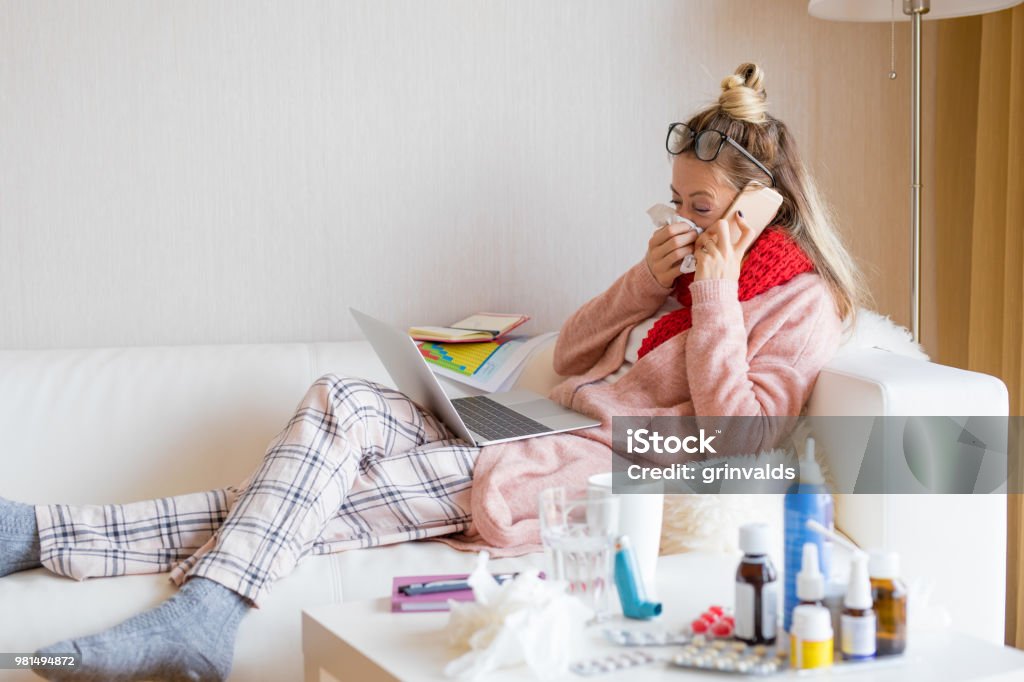 Donna malata che lavora su laptop - Foto stock royalty-free di Malattia