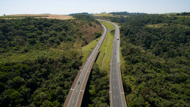 istock Highway that goes from one state to the other 981494964