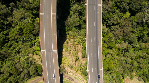 istock Highway that goes from one state to the other 981495020