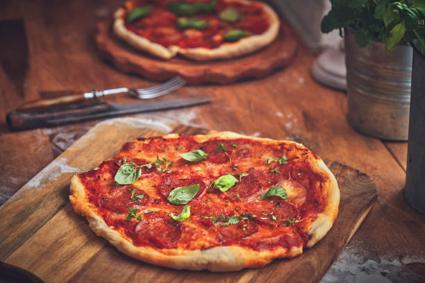 サラミとバジルの自家製ピザ - tomato sauce domestic kitchen meat cheese ストックフォトと画像