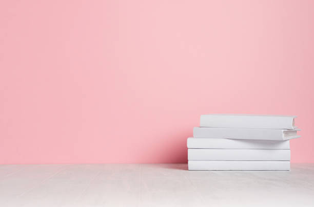 białe puste książki na białej półce i miękka różowa ściana jako nowoczesny, elegancki wystrój domu. - bookshelf book table stack zdjęcia i obrazy z banku zdjęć