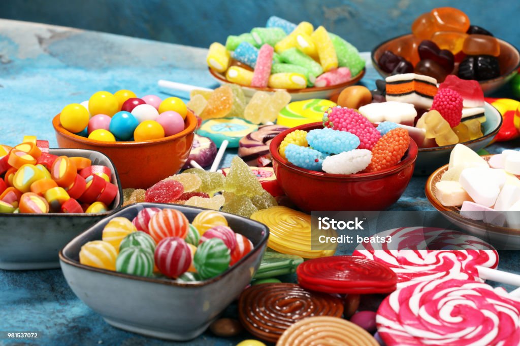 caramelos con azúcar y gelatina. colorida gama de diferentes niños dulces y golosinas. - Foto de stock de Alemania libre de derechos