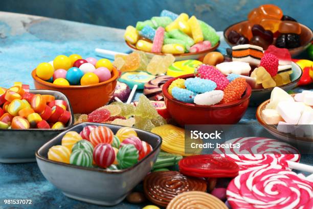 Caramelos Con Azúcar Y Gelatina Colorida Gama De Diferentes Niños Dulces Y Golosinas Foto de stock y más banco de imágenes de Alemania
