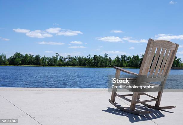 Foto de Cadeira De Balanço No Lagodescanso E Relaxamento e mais fotos de stock de Aposentadoria - Aposentadoria, Cadeira de Balanço, Lago