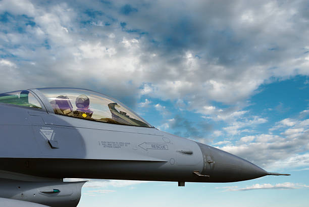 f - 16 fighting falcon jet fighter pilot - pilot military air force cockpit stock-fotos und bilder