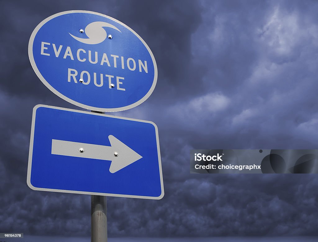 Ураган Storm стружкоотвод Указательный знак - Стоковые фото Evacuation роялти-фри