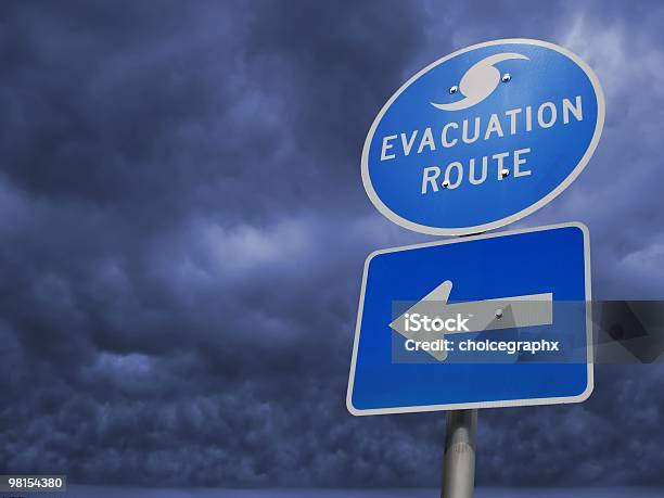 Huracán Storm Evacuación Señal De Route Foto de stock y más banco de imágenes de Evacuación - Evacuación, Dirección, Huracán