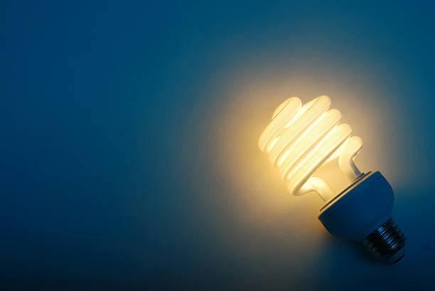 oszczędności dzięki wydajnemu kompaktowe fluorescencyjne żarówki - light bulb compact fluorescent lightbulb lamp fluorescent light zdjęcia i obrazy z banku zdjęć